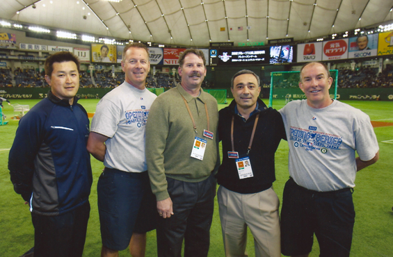 Mariners_Medical_and_Athletic_Training_Staff_in_Tokyo_Dome.png