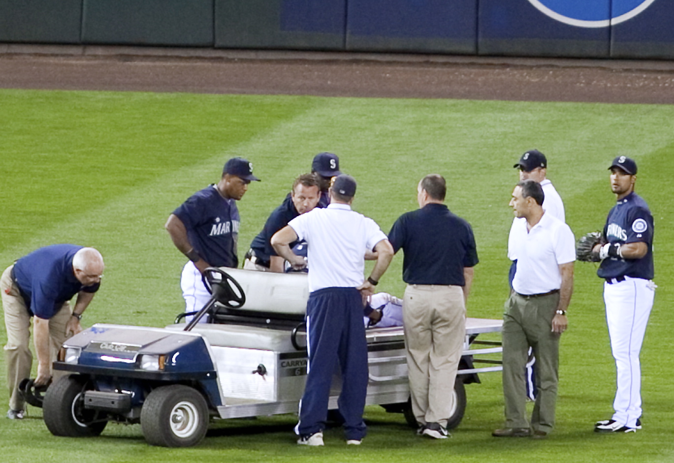 Endy-Chavez-on-cart-after-ACL-injury.jpg
