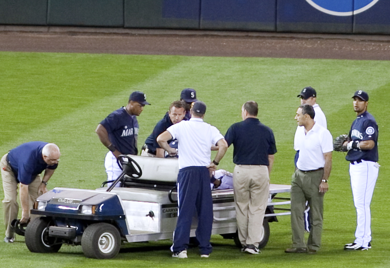 Endy-Chavez-on-cart-after-ACL-injury.jpg